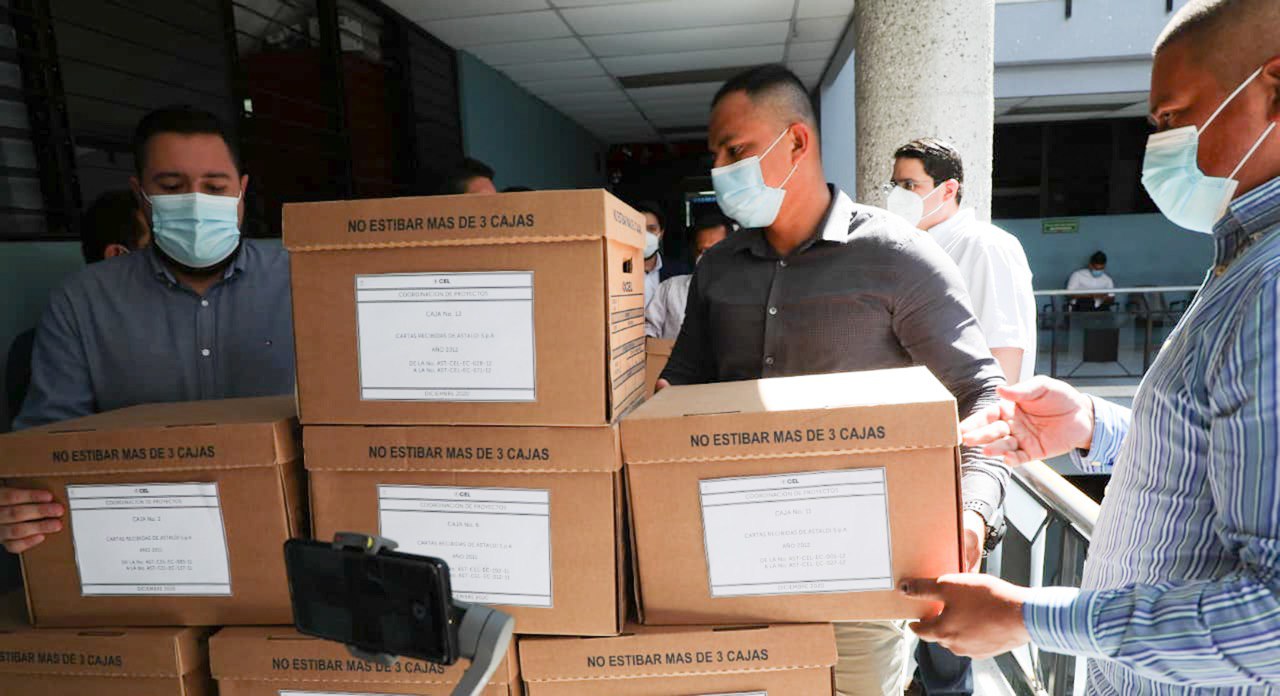 cel-presenta-17-cajas-con-pruebas-sobre-corrupcion-del-chaparral-en-gobierno-de-mauricio-funes